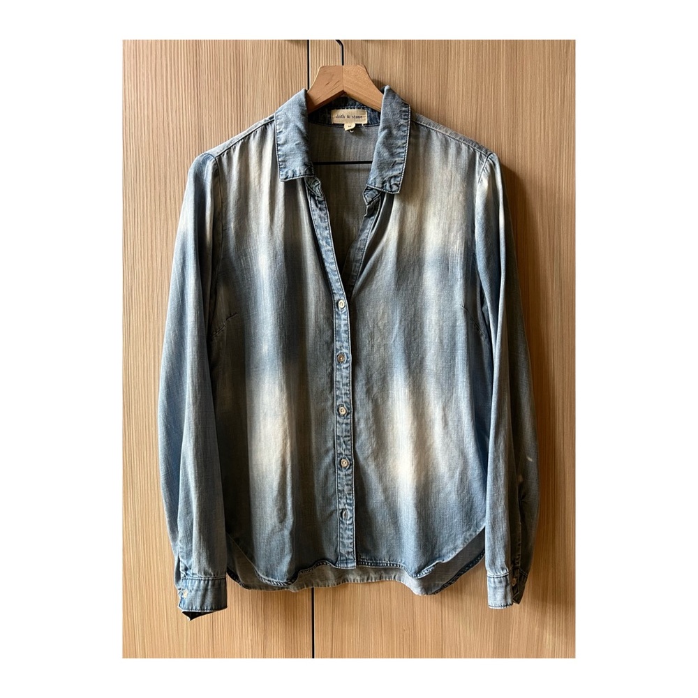 Cloth & Stone distressed chambray light denim button down shirt Sz M